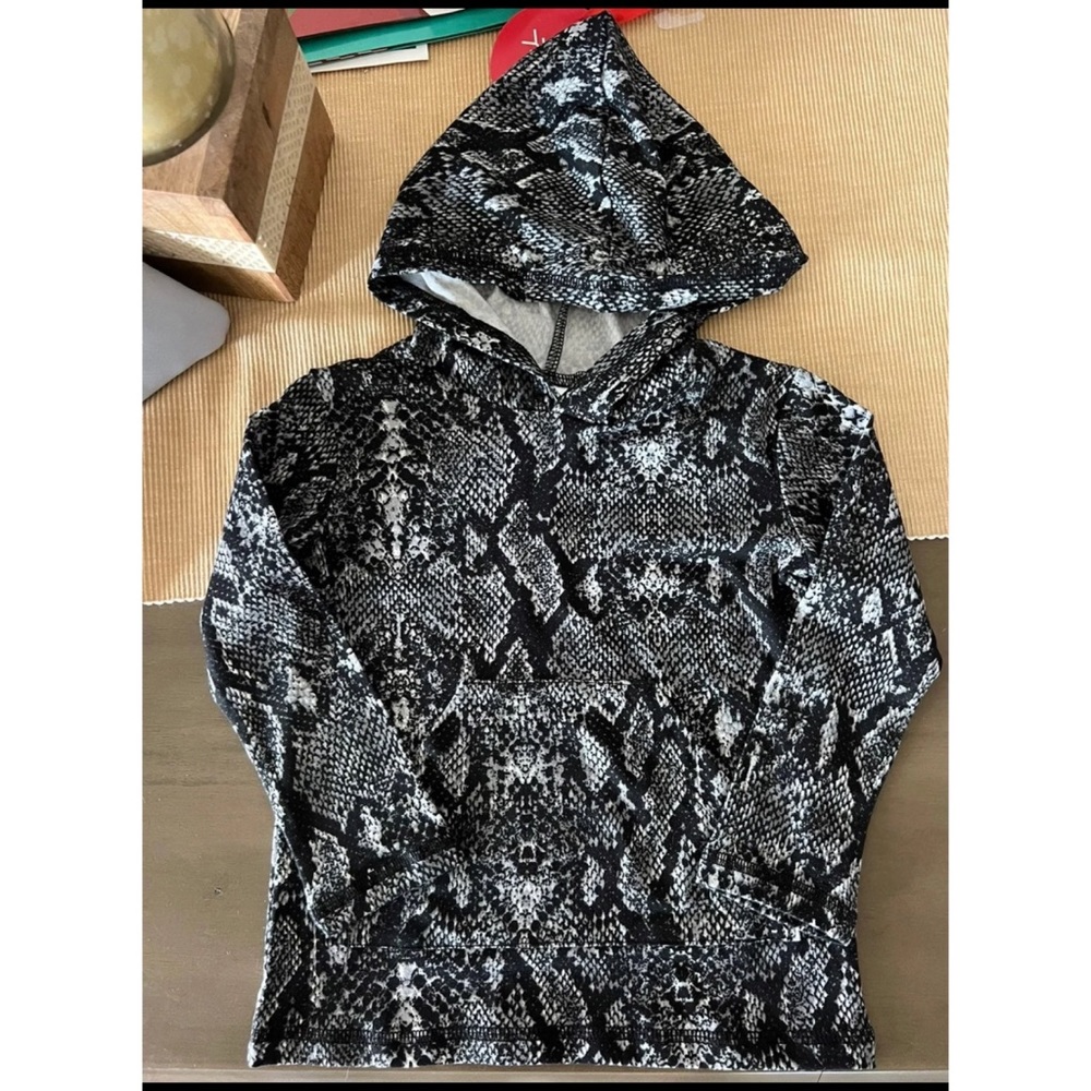 Millie + Roo Hooded L/S Shirt Snakeskin NWOT